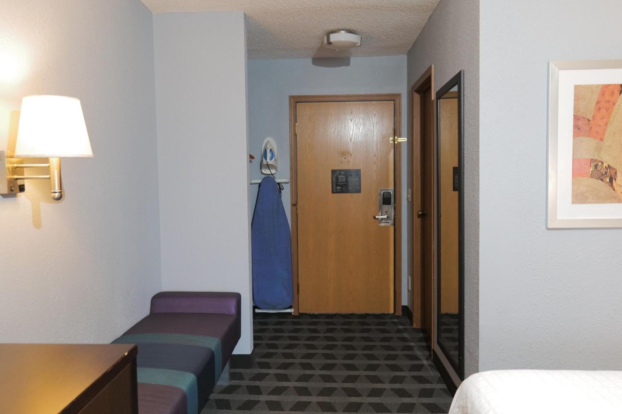 Baymont By Wyndham Flint Airport North Hotel Eksteriør billede