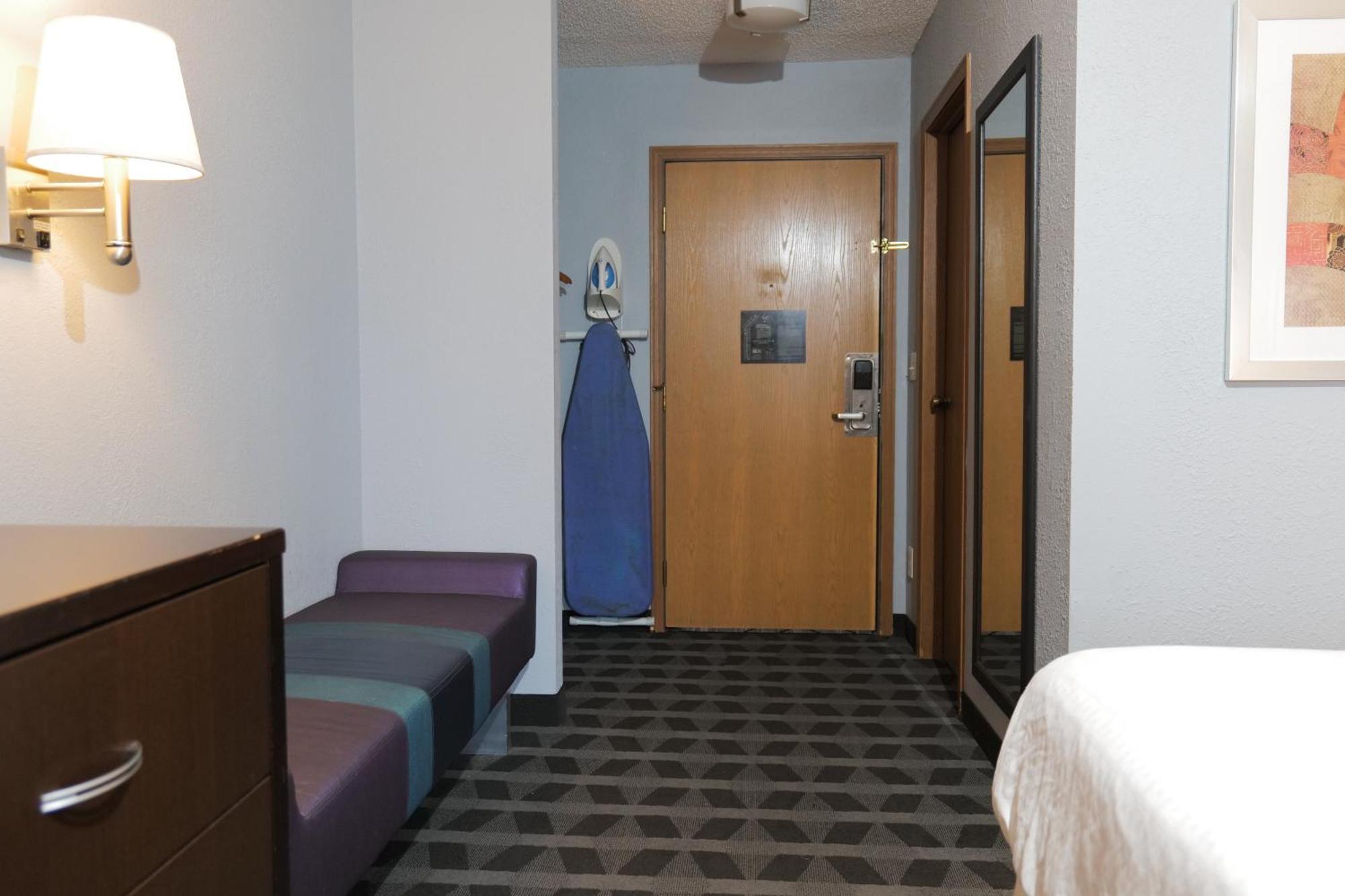 Baymont By Wyndham Flint Airport North Hotel Eksteriør billede