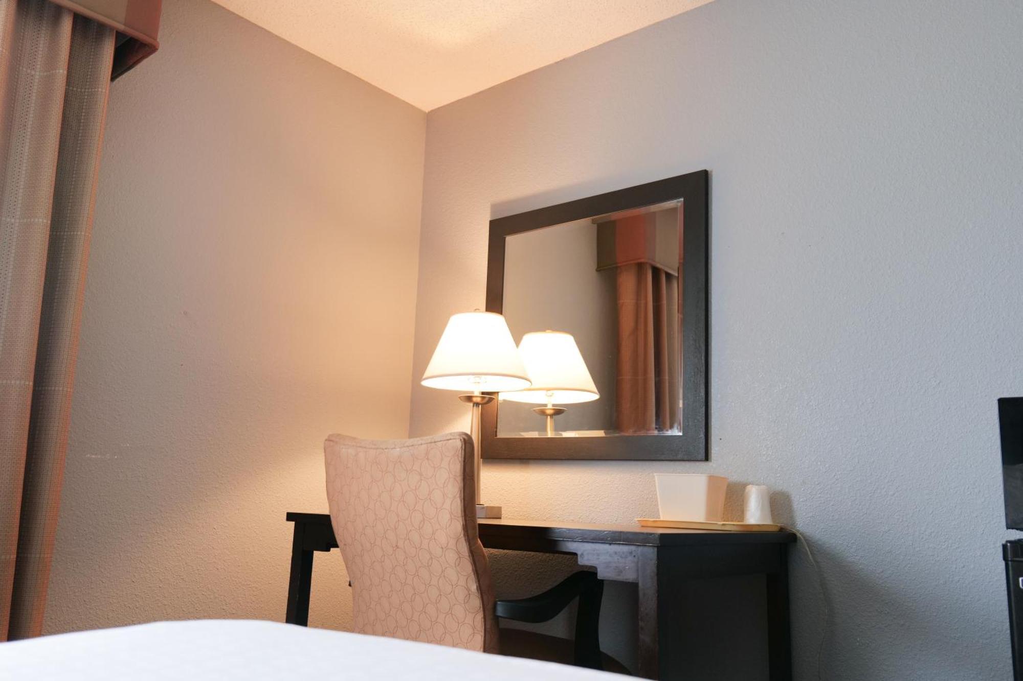 Baymont By Wyndham Flint Airport North Hotel Eksteriør billede