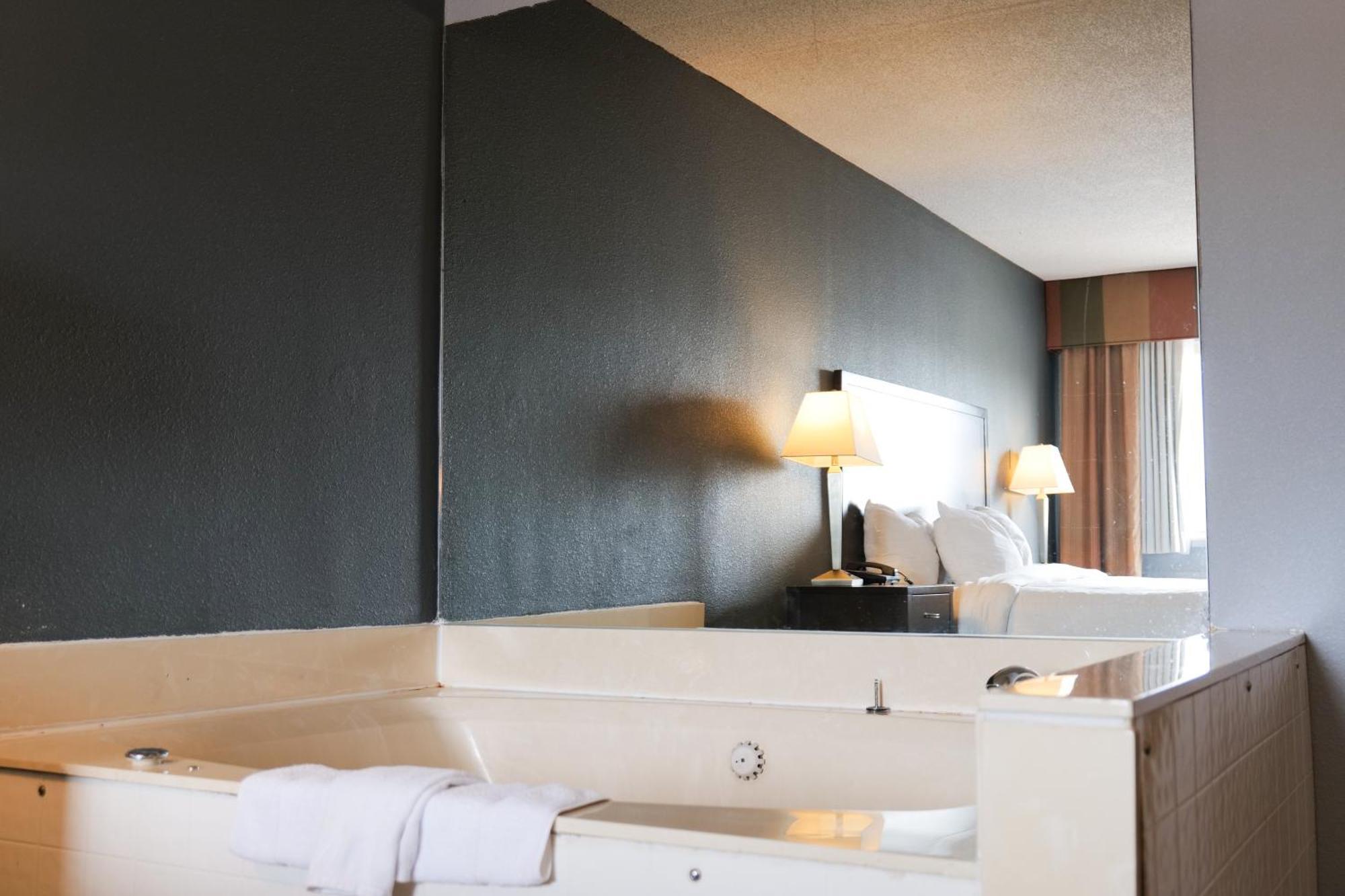 Baymont By Wyndham Flint Airport North Hotel Eksteriør billede