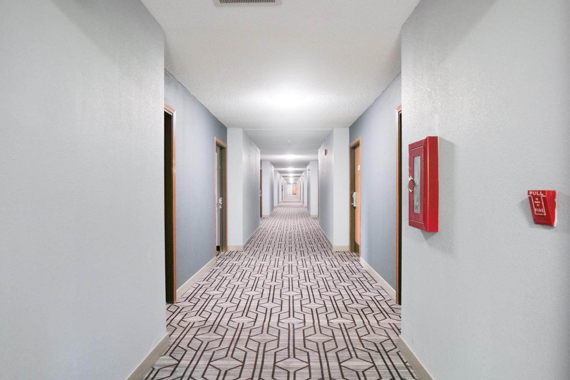 Baymont By Wyndham Flint Airport North Hotel Eksteriør billede